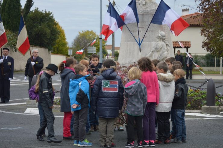 cérémonie du 11 novembre 2014 - enfants autour de l'arbre